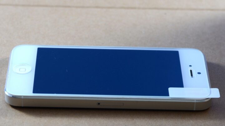 ５分で貼れる！段ボールを使ったスマホの強化ガラスシートや保護フィルムのきれいな貼り方